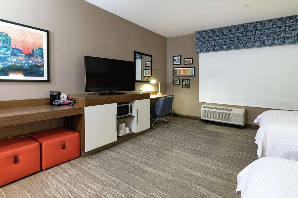 Queen Room with Two Queen Beds - Hearing Accessible room - Image 1