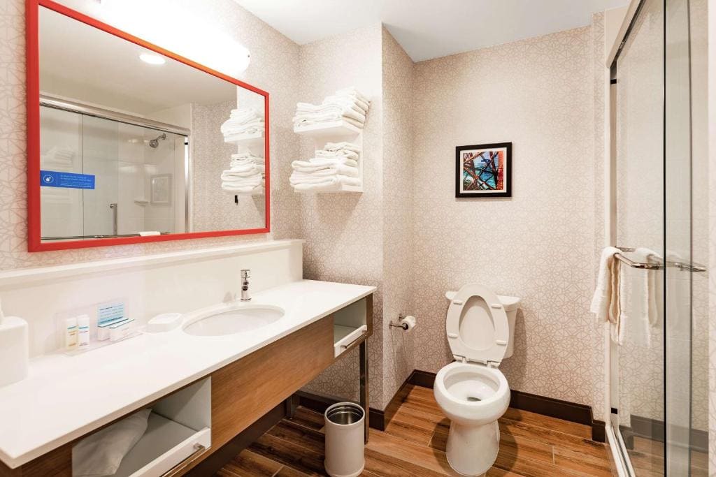 Queen Room with Bath Tub - Mobility Access/Non-Smoking room - Image 3