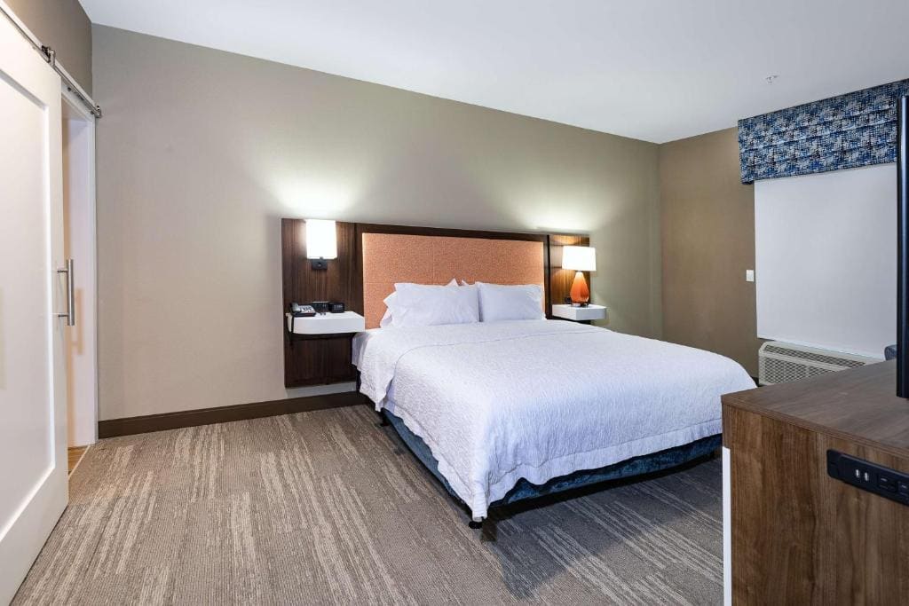 King Suite - Non-Smoking room - Image 2