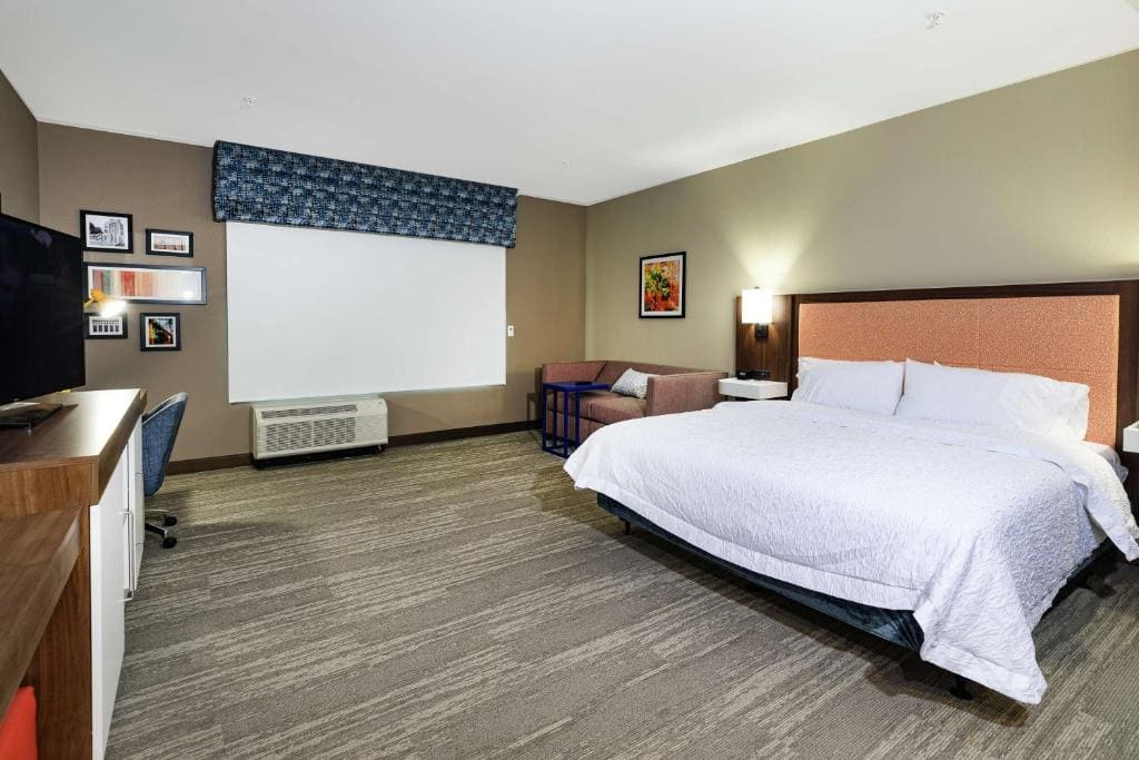King Room - Hearing Access/Non-Smoking room - Image 3
