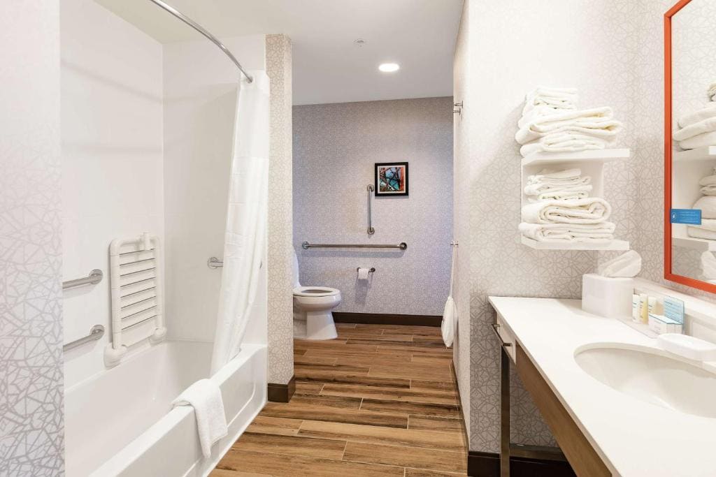 Queen Room with Two Queen Beds - Hearing Accessible room - Image 2