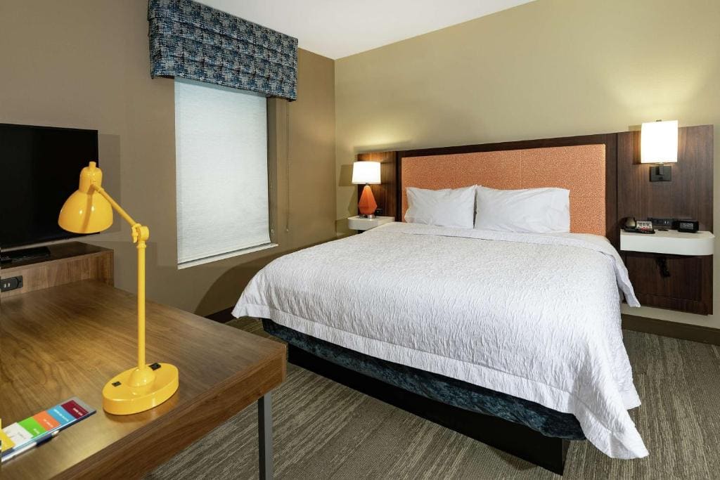 King Room - Hearing Access/Non-Smoking room - Image 1