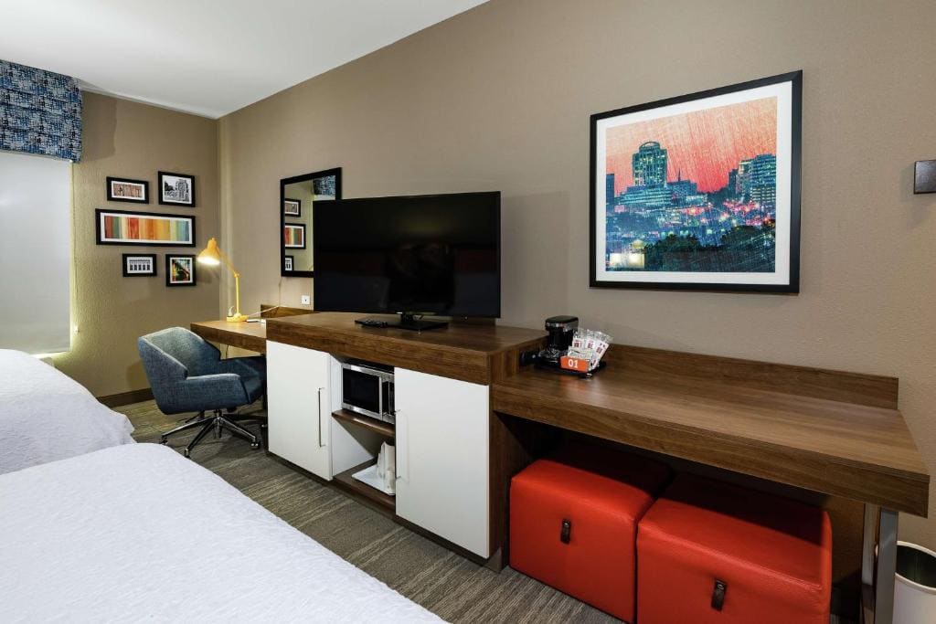 Queen Room with Bath Tub - Mobility Access/Non-Smoking room - Image 2