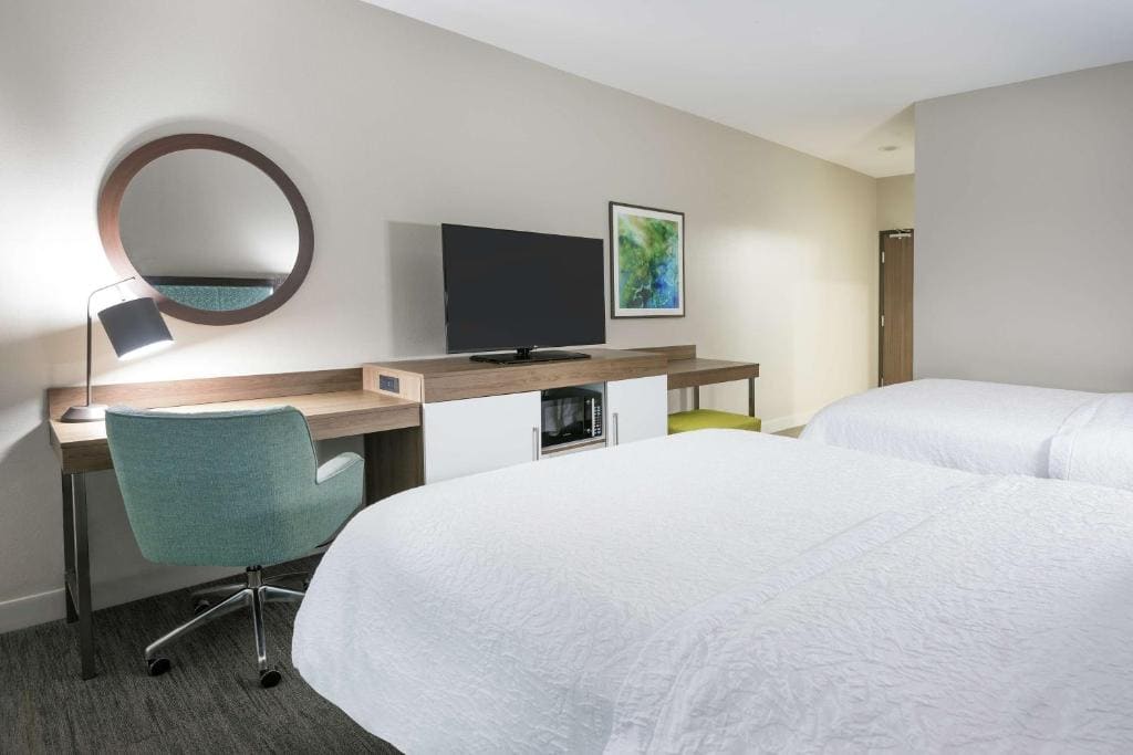 Queen Room with Two Queen Beds (4 Adults) room - Image 3
