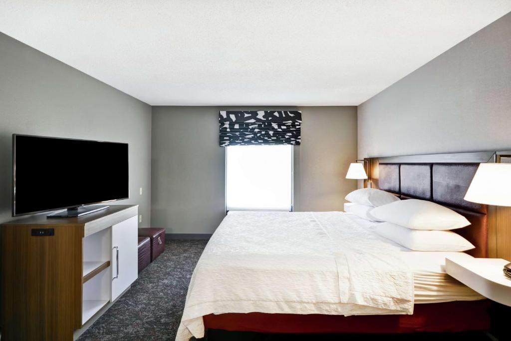 King Room with King Bed - Non-Smoking room - Image 2