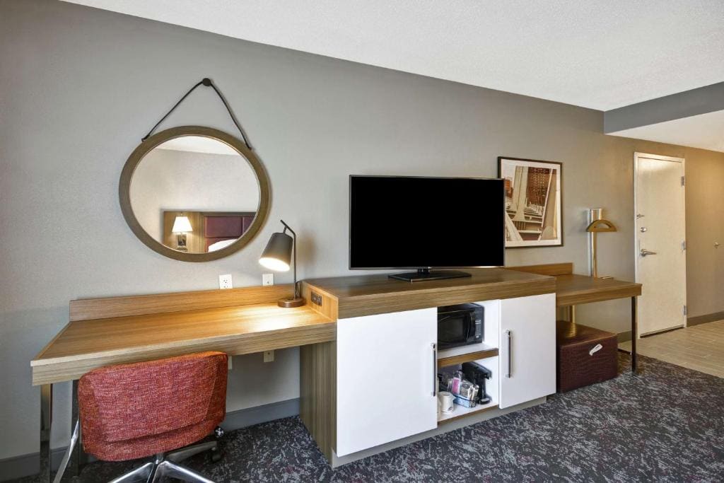 King Room with King Bed - Non-Smoking room - Image 3