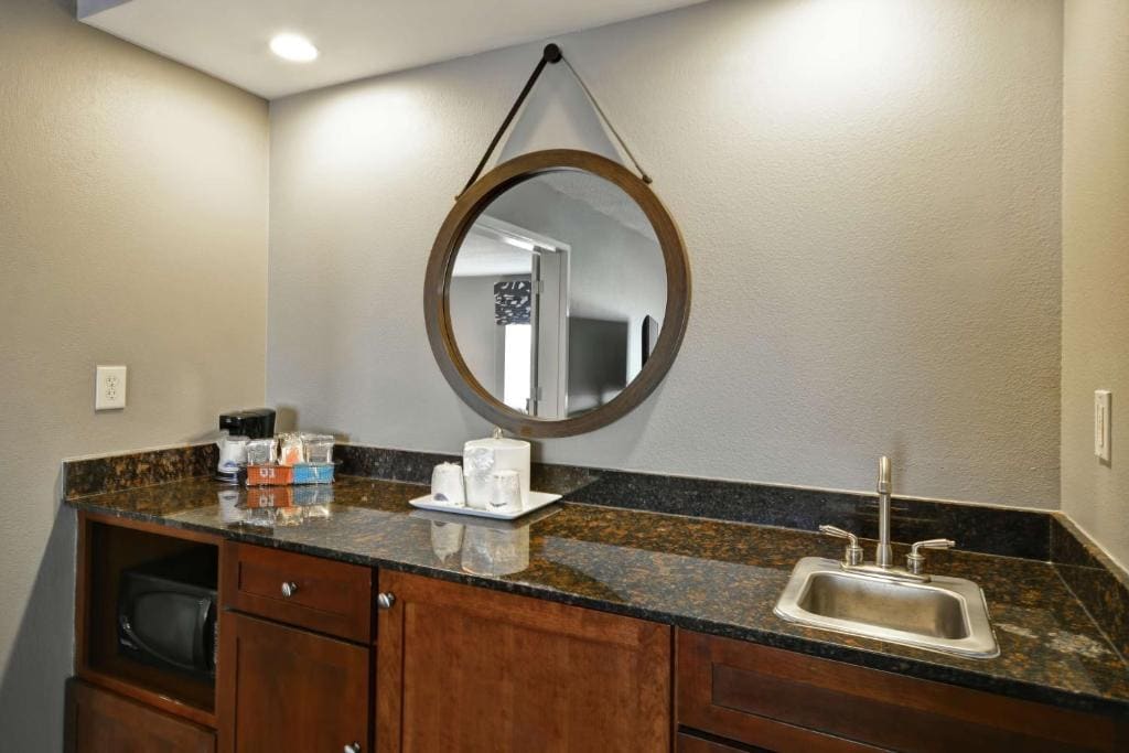 Queen Room with Two Queen Beds and Tub - Hearing Accessible/Non-Smoking room - Image 2