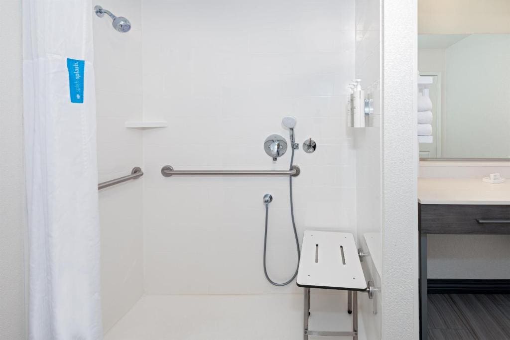 King Room with Roll-In Shower - Mobility and Hearing Access/Non-Smoking room - Image 2