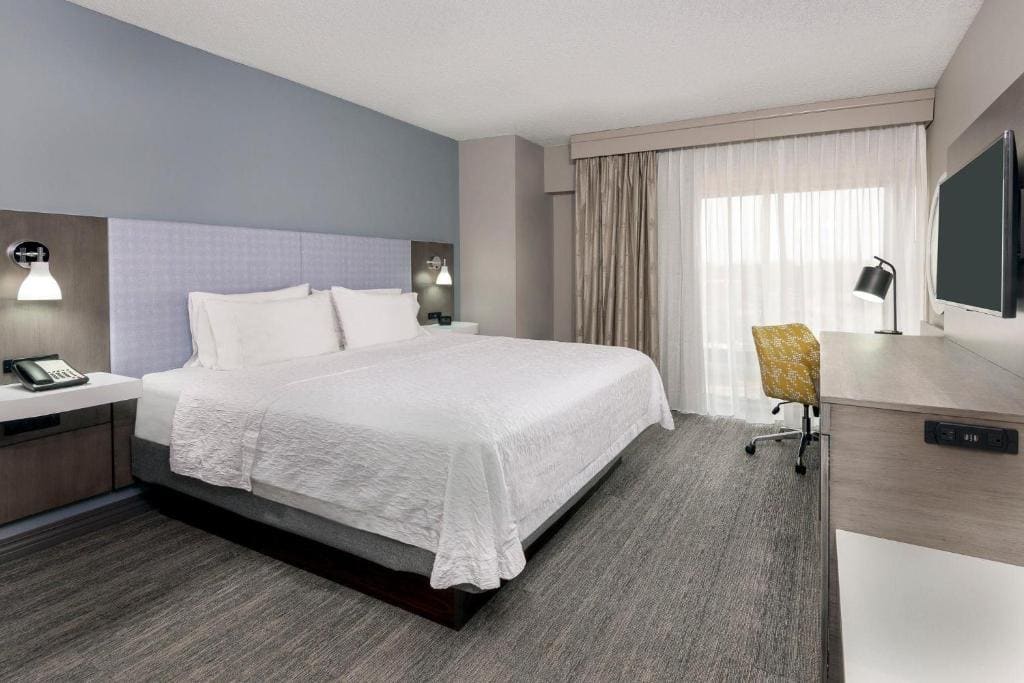 King Suite with Wet Bar room - Image 1