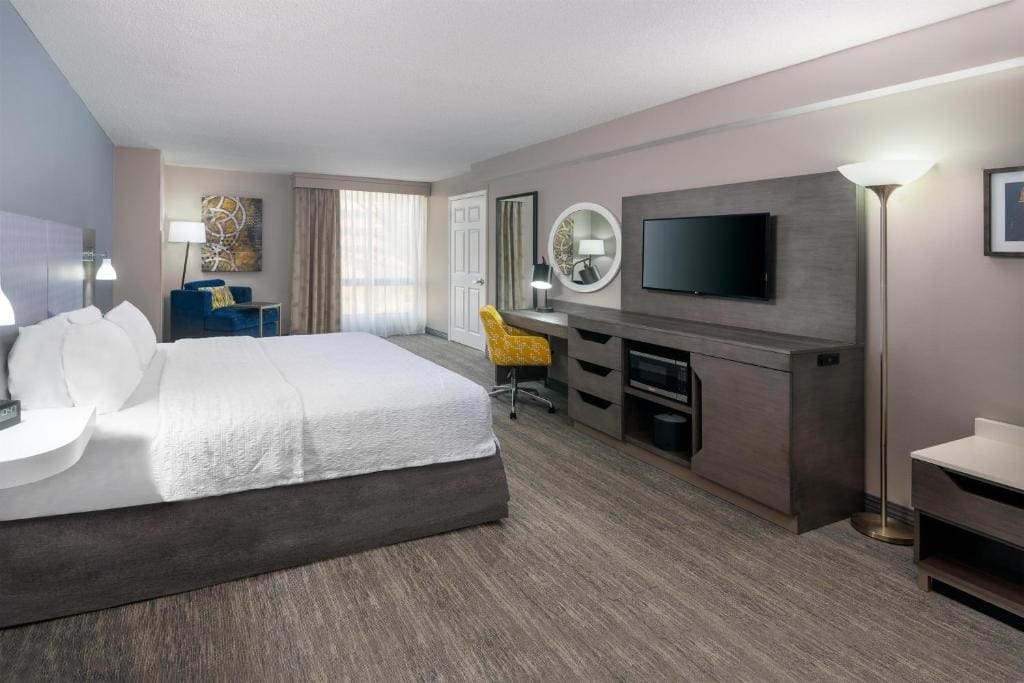 King Room with Roll-In Shower - Mobility and Hearing Access/Non-Smoking room - Image 1