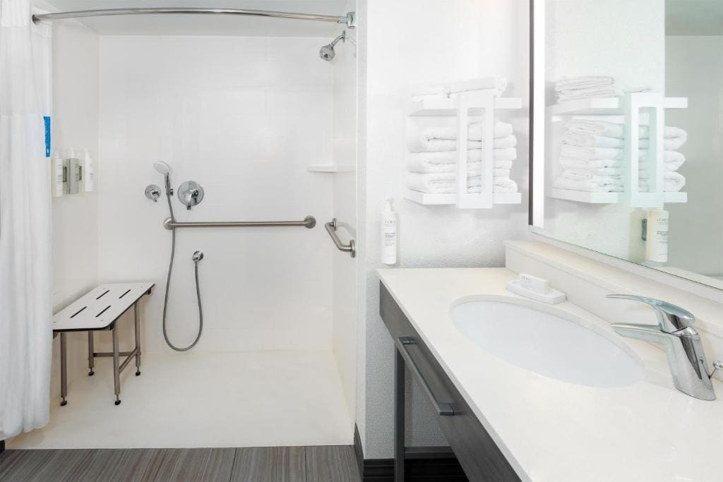 King Room with Shower - Non-Smoking room - Image 3