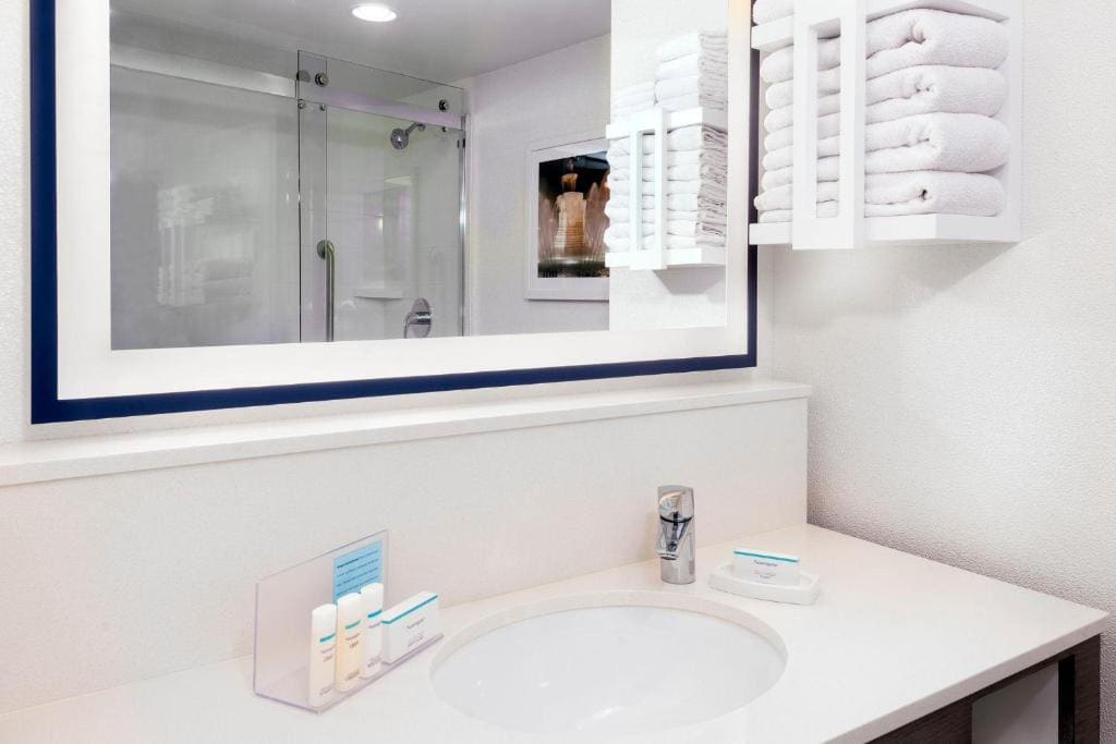 King Suite with Wet Bar room - Image 2