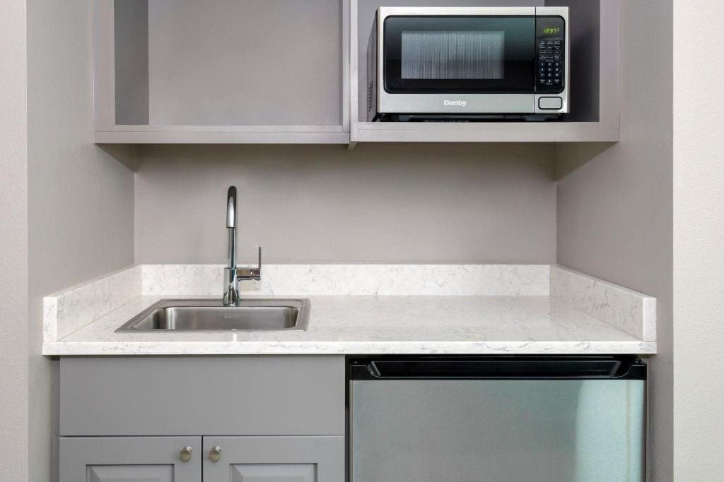 King Suite with Wet Bar room - Image 3