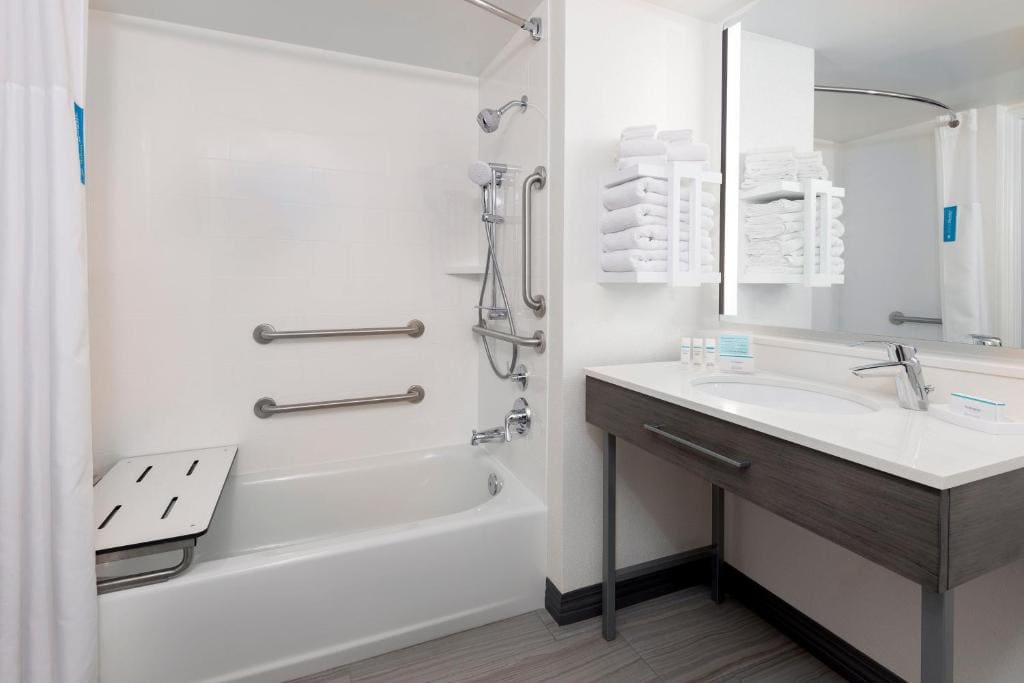 Queen Room with Two Queen Beds - Mobility and Hearing Access/Non-Smoking room - Image 2