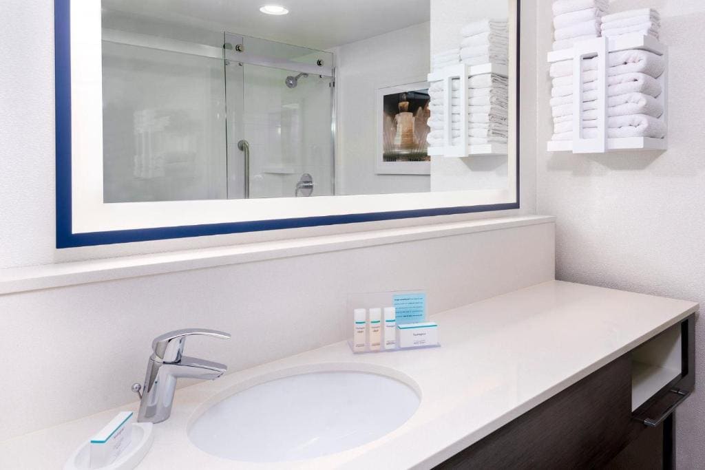 Queen Room with Two Queen Beds and Shower - Non-Smoking room - Image 2