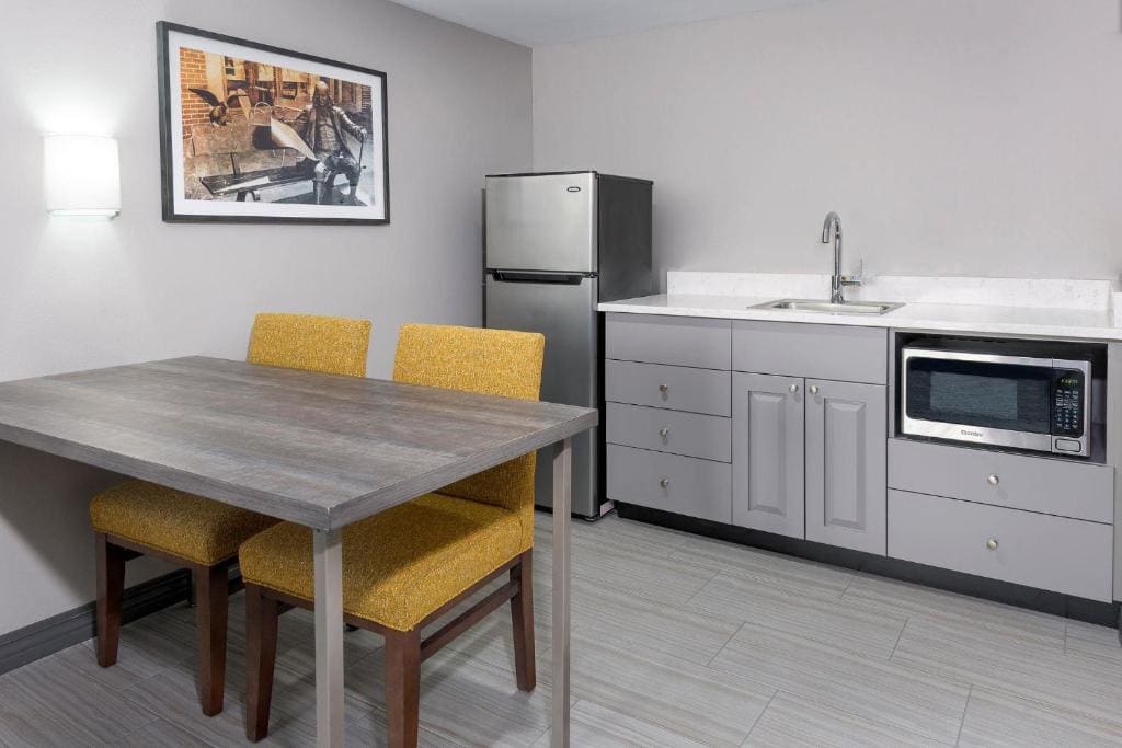 Queen Suite with Kitchen - Non-Smoking room - Image 3