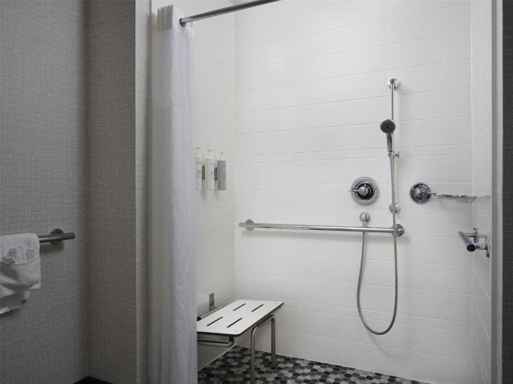 Studio with Two Queen Beds and Roll-In Shower - Mobility Access/Non-Smoking room - Image 2