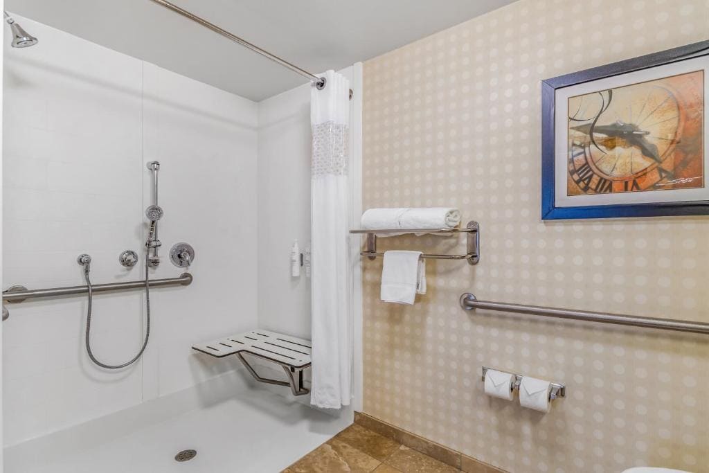 Queen Room with Two Queen Beds and Roll-In Shower - Mobility and Hearing Access/Non-Smoking room - Image 1