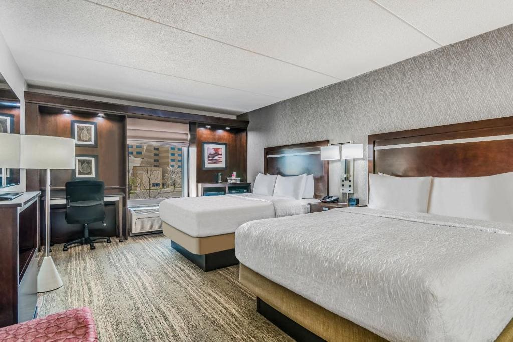 Queen Room with Two Queen Beds - Hearing Access/Non-Smoking room - Image 1