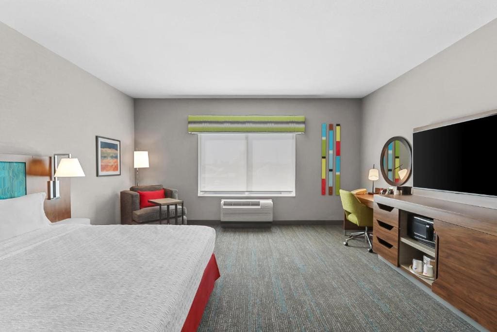 King Room with Accessible Tub - Mobility and Hearing Access/Non-Smoking room - Image 2