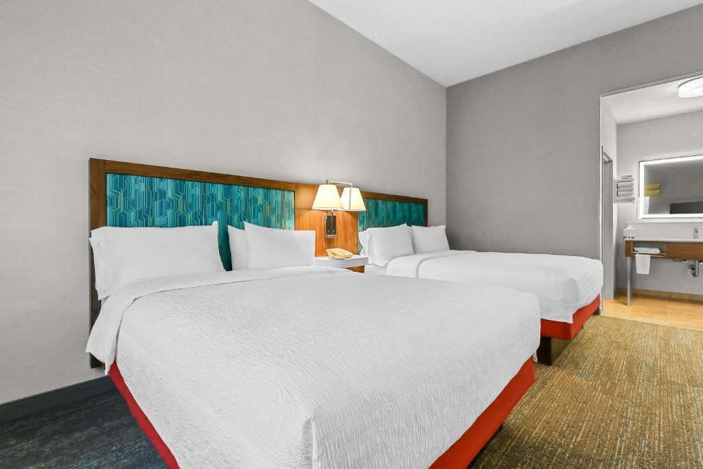 Queen Studio Suite with Two Queen Beds and Sofa Bed - Non-Smoking room - Image 3