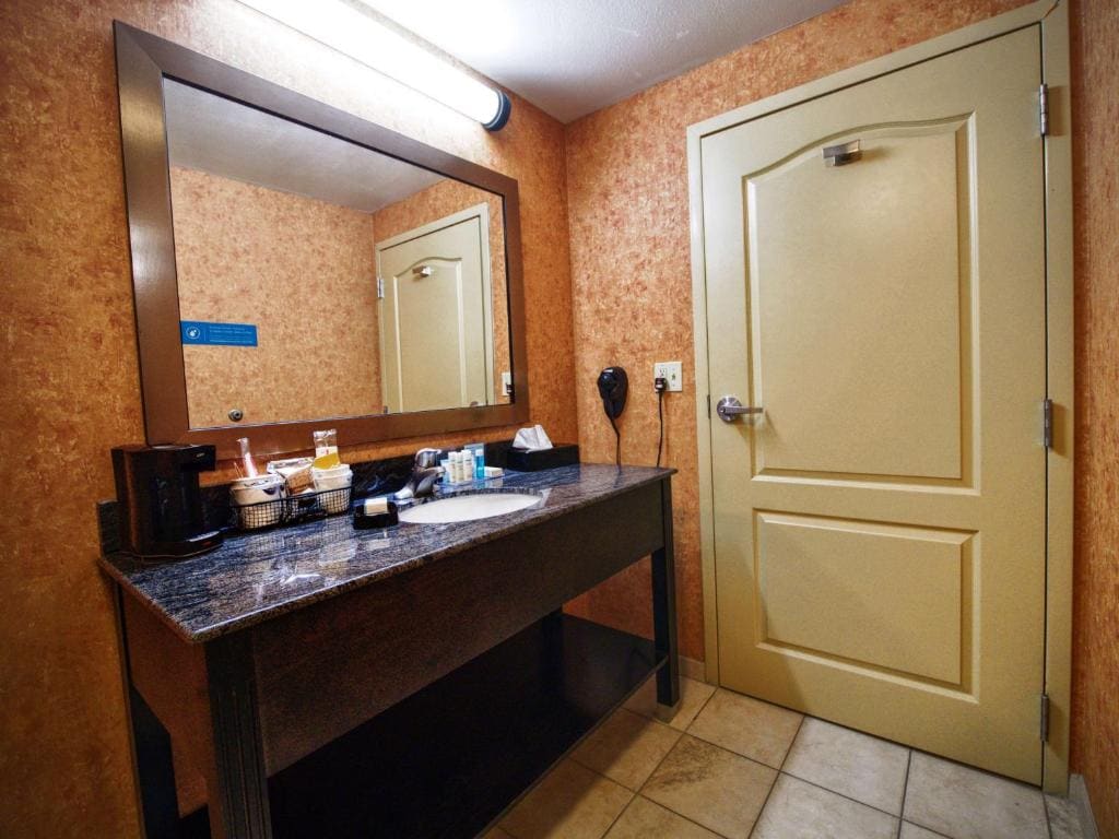 King Room with King Bed - Non-Smoking room - Image 1