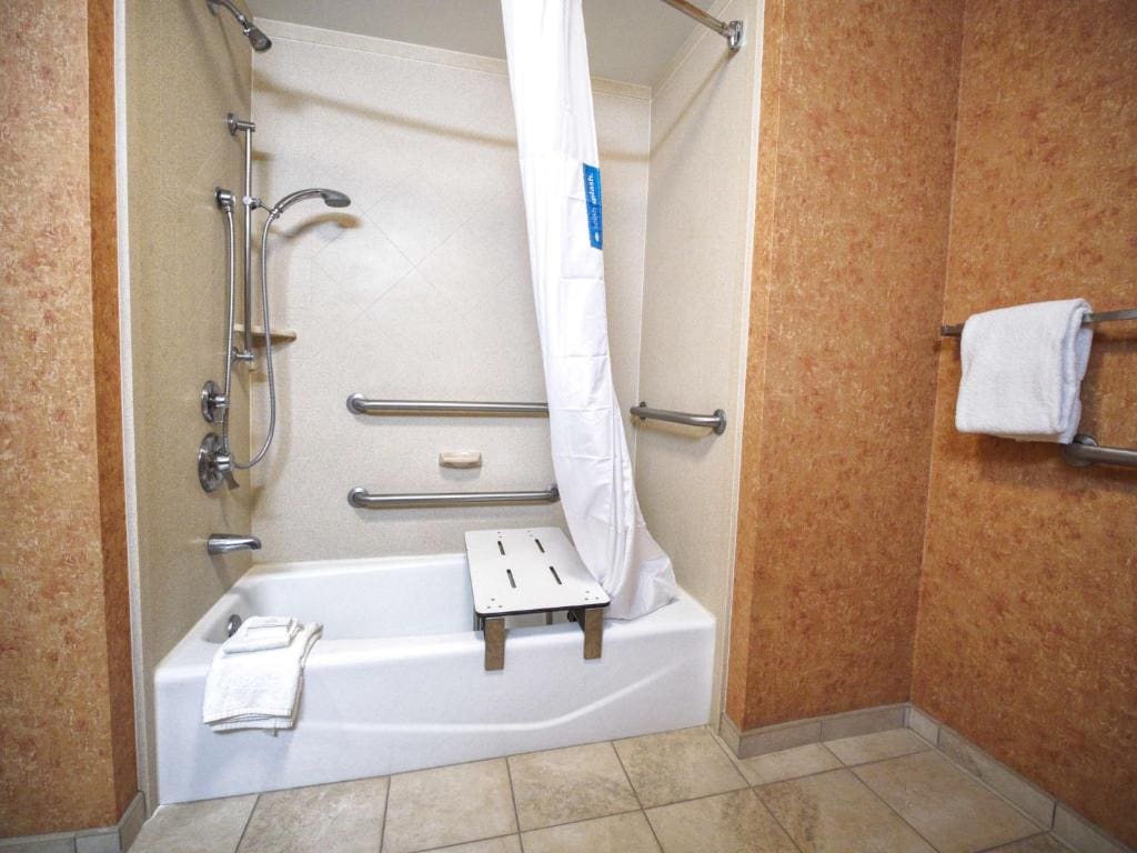 Queen Room with Two Queen Beds - Mobility and Hearing Access/Non-Smoking room - Image 1