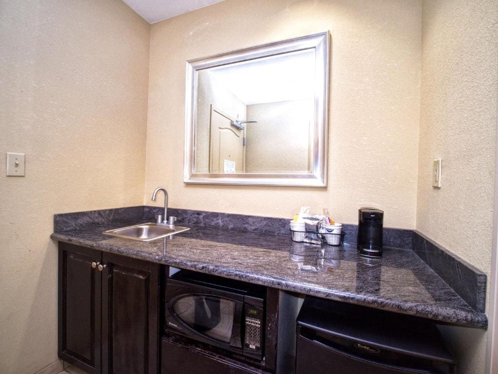 King Studio Suite - Non-Smoking room - Image 3