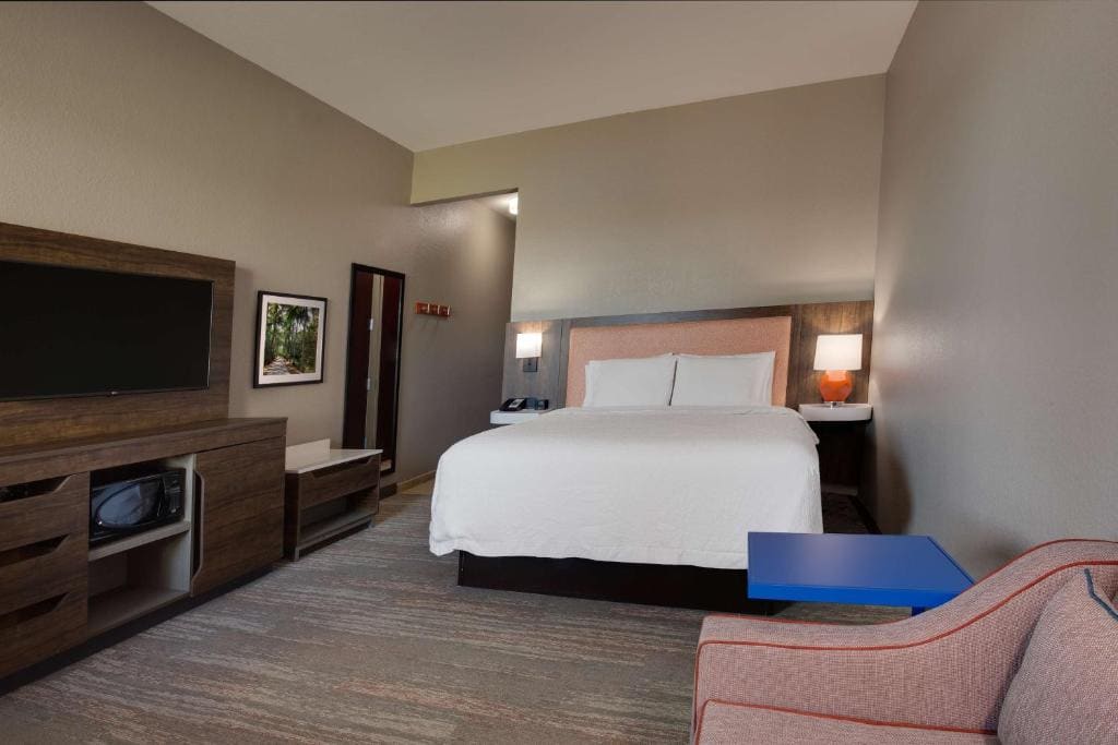 King Room with King Bed - Non-Smoking room - Image 2