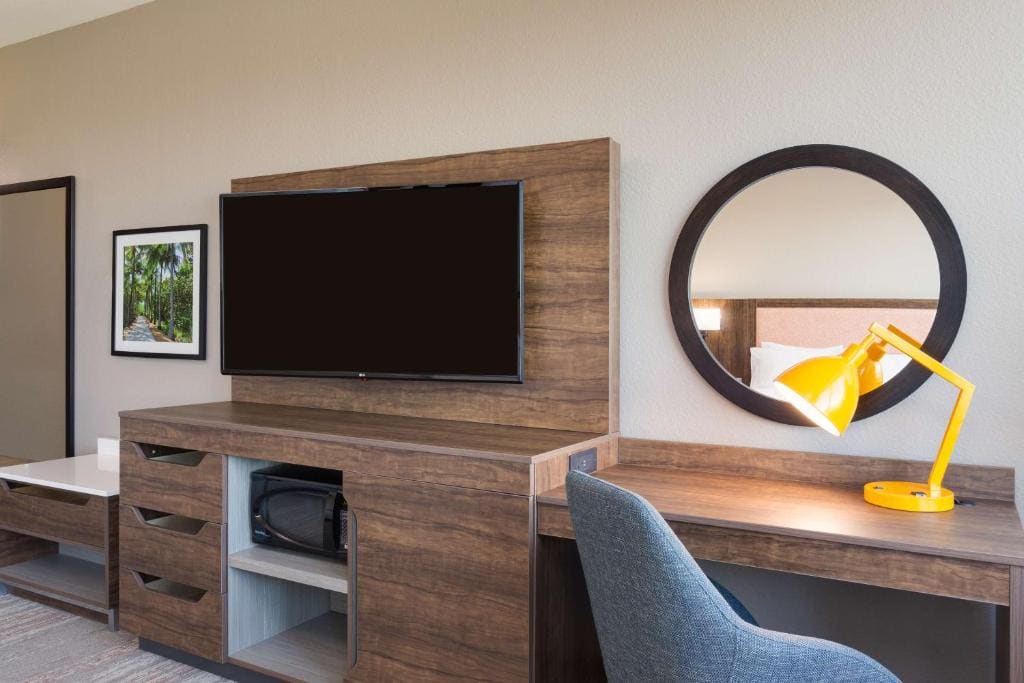 Queen Room with Two Queen Beds - Mobility Access/Non-Smoking room - Image 2