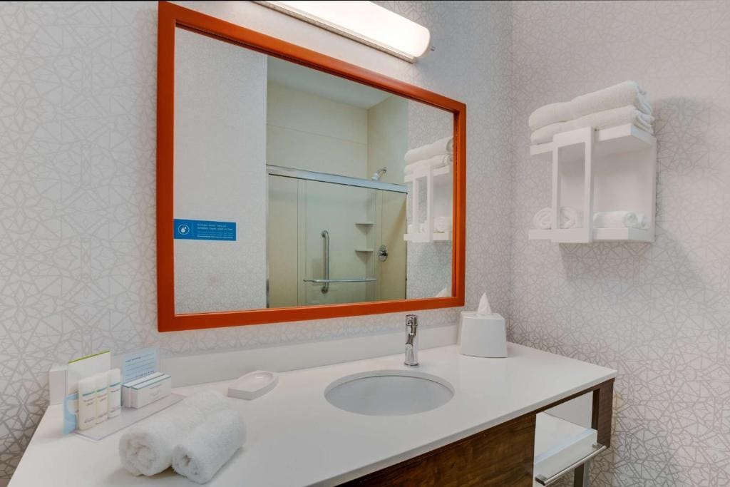 King Room with King Bed - Non-Smoking room - Image 3