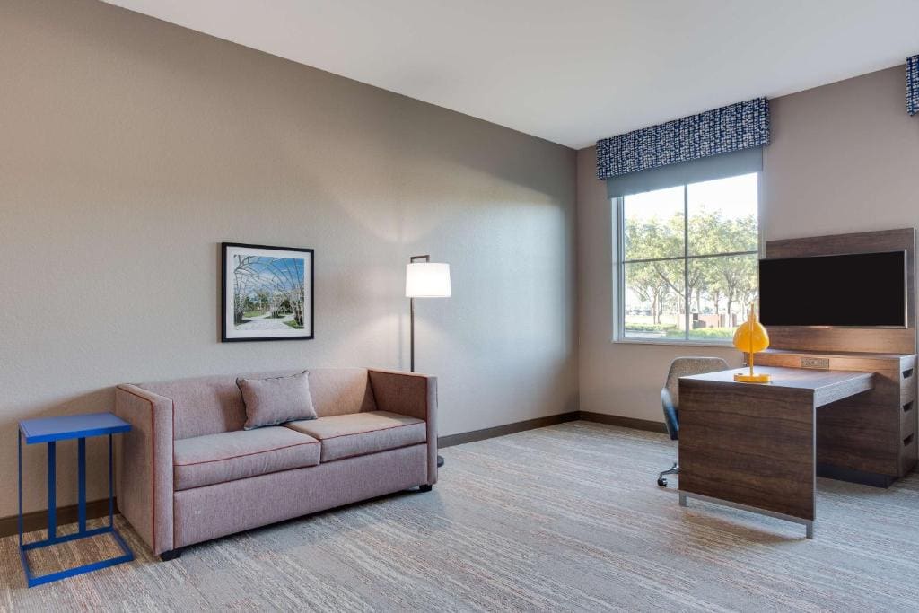 King Studio with Roll-In Shower - Mobility Access/Non-Smoking room - Image 2