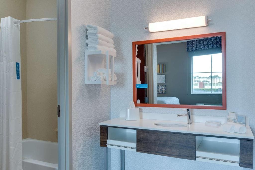 King Room - Mobility Access/Non-Smoking room - Image 3