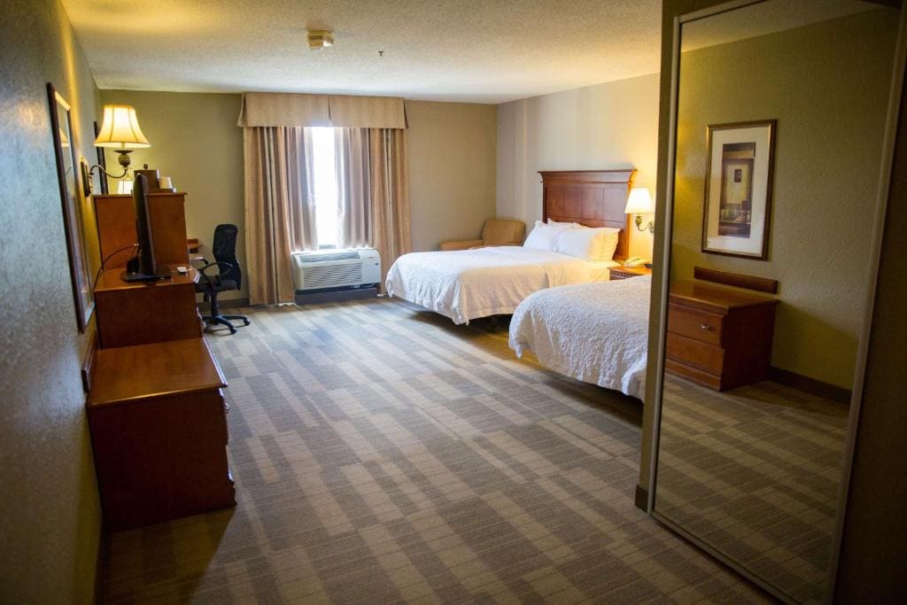 Room with Two Queen Beds - Non-Smoking room - Image 2