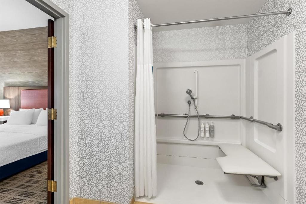 King Room with Roll-In Shower - Mobility Access/Non-Smoking room - Image 3