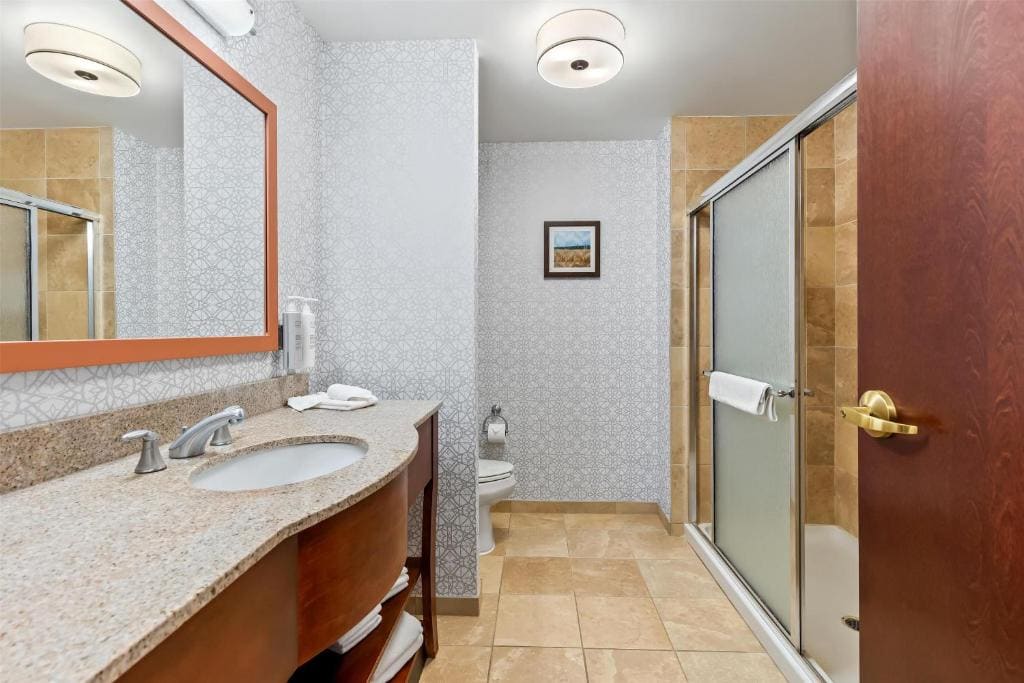 King Room with King Bed - Non-Smoking room - Image 3