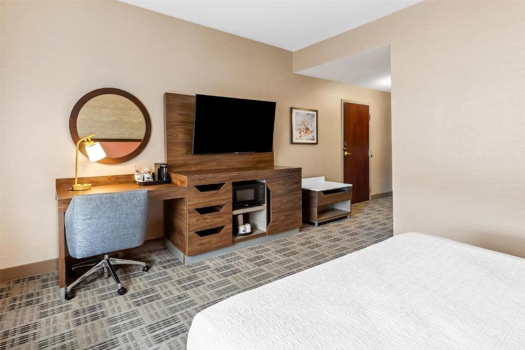 King Room with Roll-In Shower - Mobility Access/Non-Smoking room - Image 1