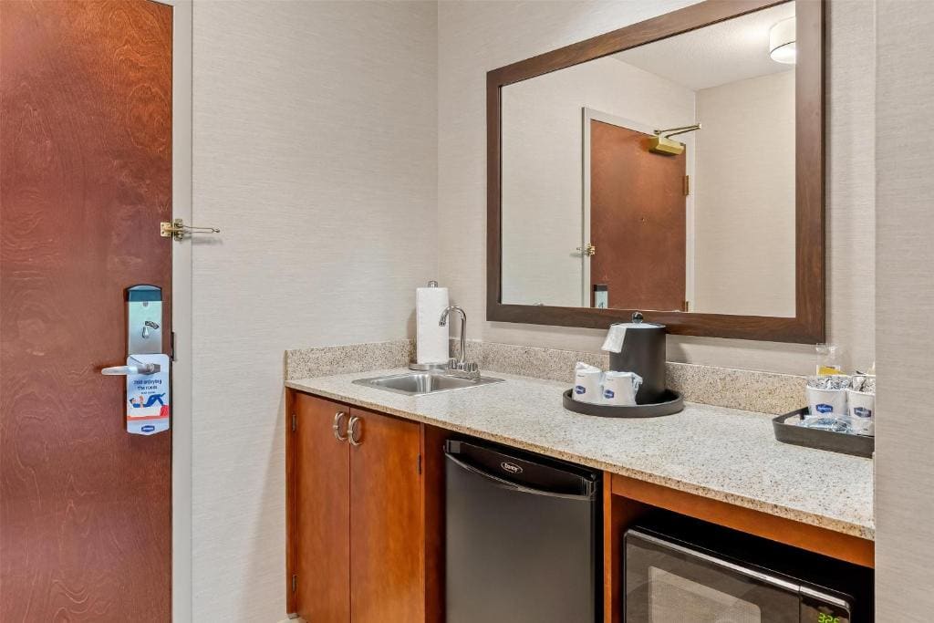 Queen Studio Suite with Two Queen Beds and Sofa Bed - Non-Smoking room - Image 2