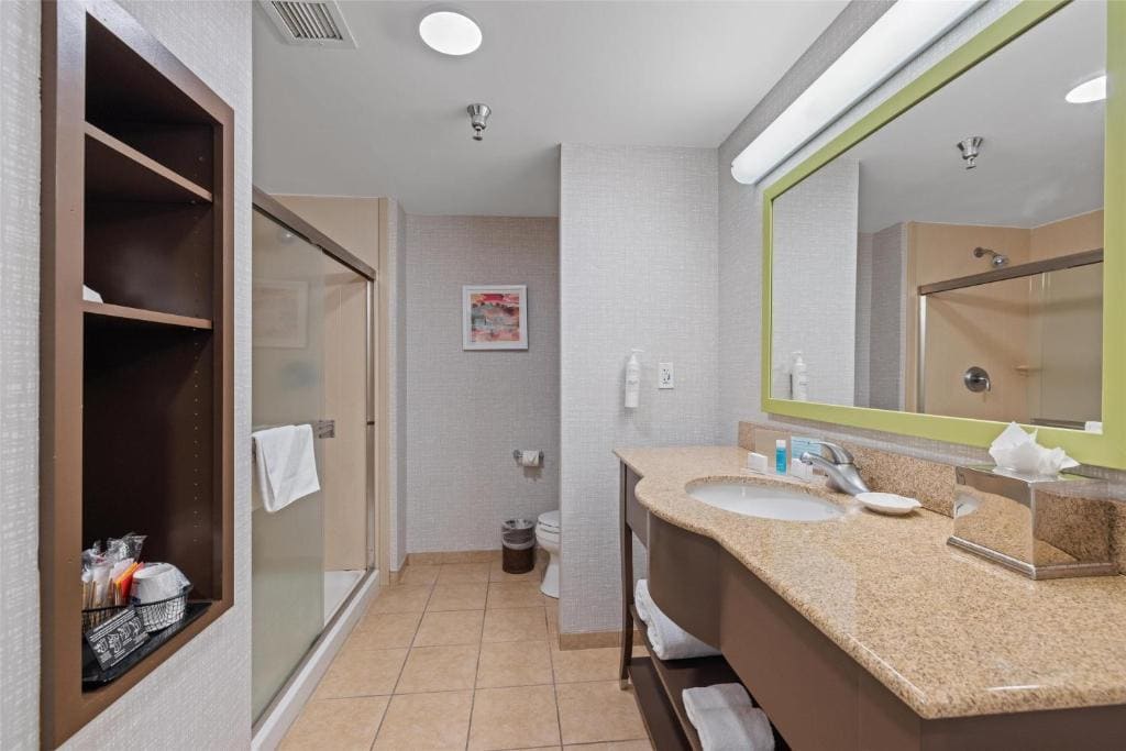 King Room with King Bed - Non-Smoking room - Image 2
