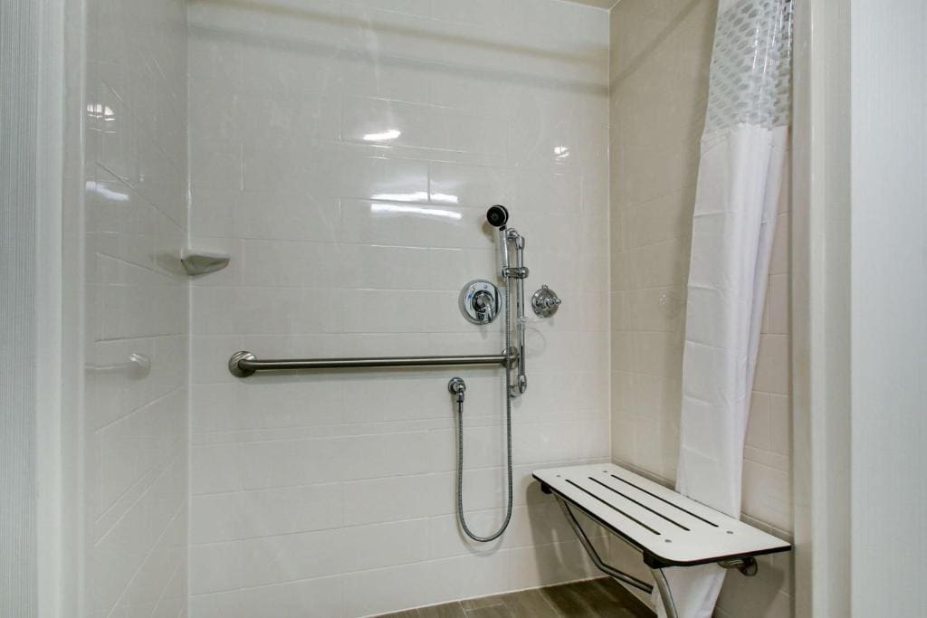 Queen Room with Two Queen Beds and Roll-In Shower - Mobility and Hearing Access room - Image 3