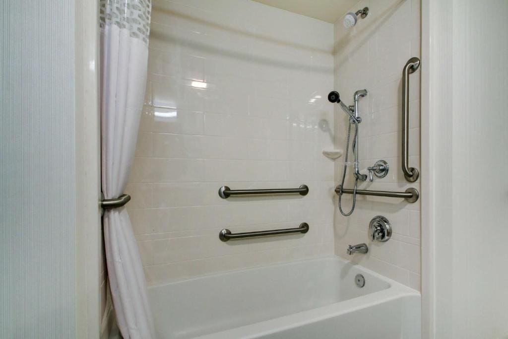King Room with Bath Tub - Mobility and Hearing Access room - Image 1