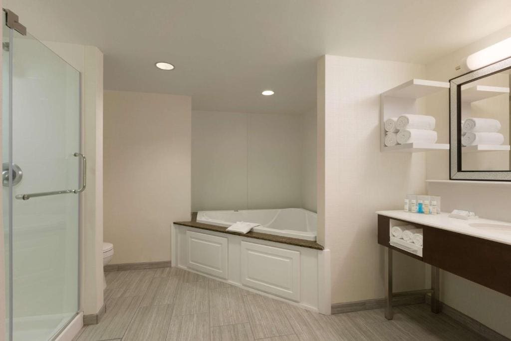 King Studio with Sofa Bed - Non-Smoking room - Image 3
