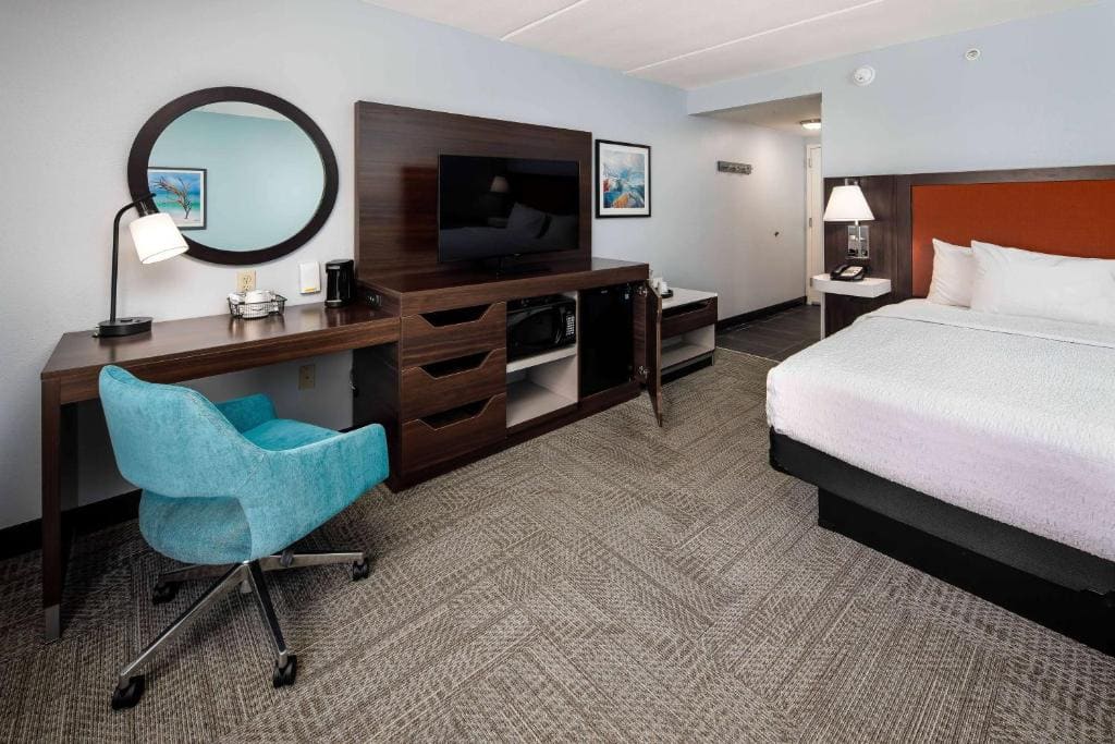 King Room with King Bed - Non-Smoking room - Image 2