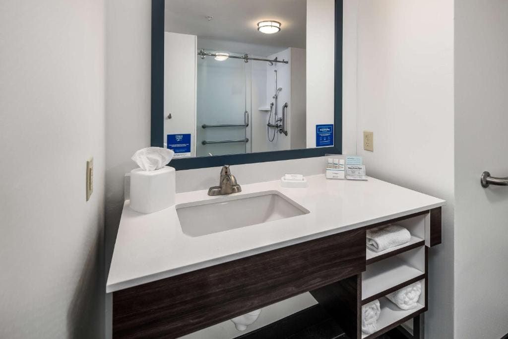 King Room Mobility and Hearing Access/Non-Smoking room - Image 2