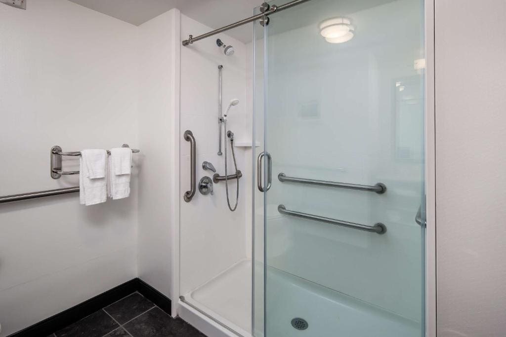 King Room Mobility and Hearing Access/Non-Smoking room - Image 3