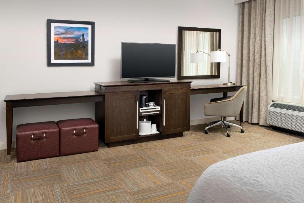 Queen Room with Two Queen Beds - Non-Smoking room - Image 2