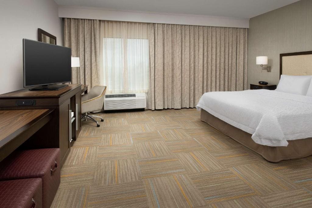 King Room with Accessible Tub - Mobility and Hearing Access/Non-Smoking room - Image 1