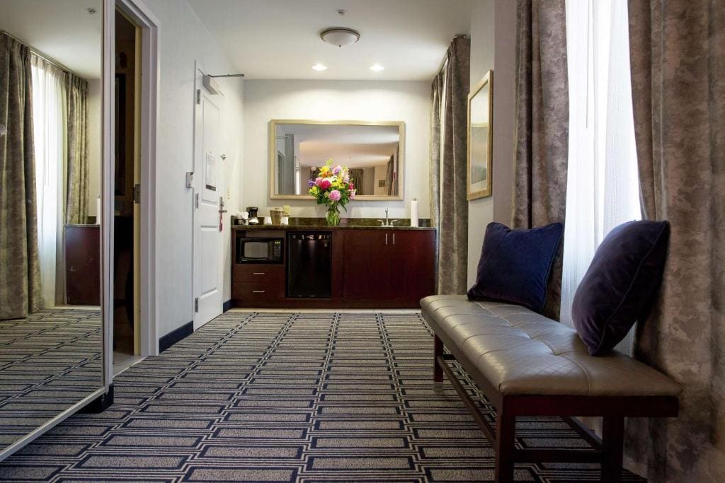 King Room with Sofa Bed - Non-Smoking room - Image 3