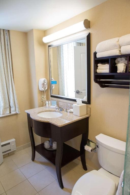 King Room with King Bed - Non-Smoking room - Image 2