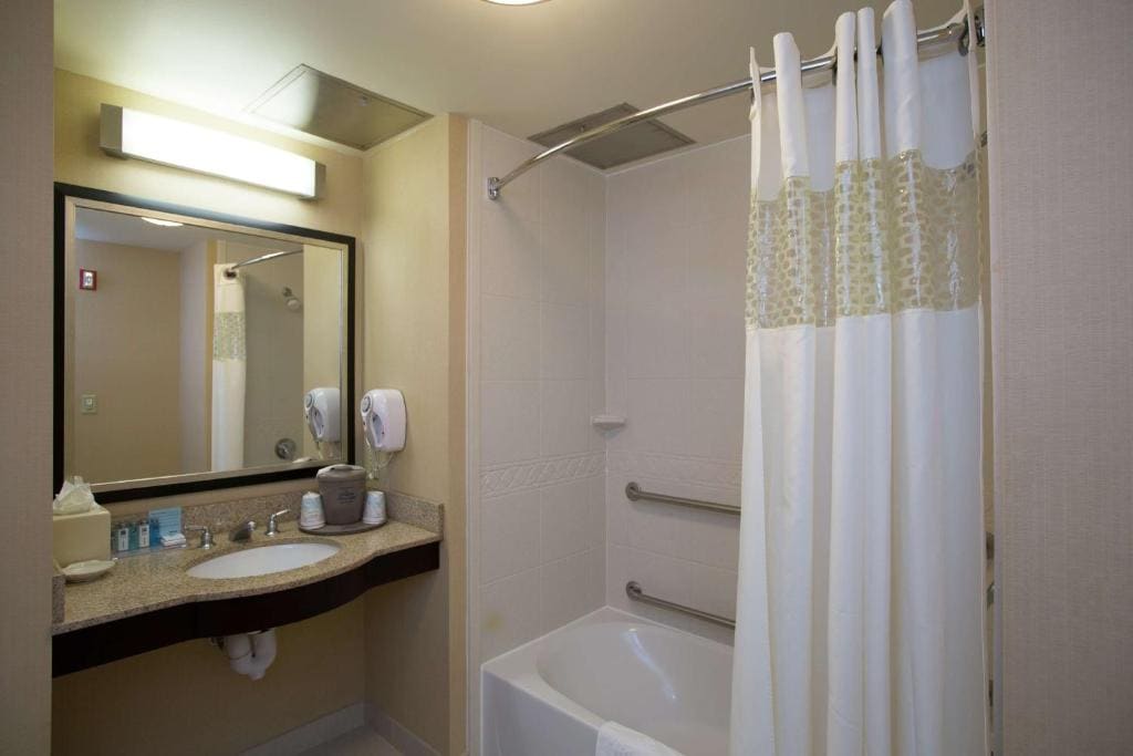 King Room - Mobility Access/Non-Smoking room - Image 1
